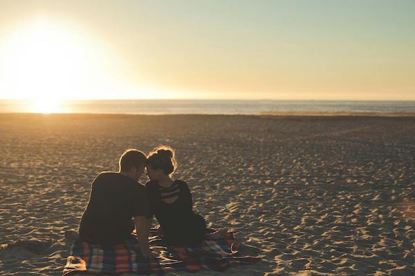 Homme et femme devant l'horizon.